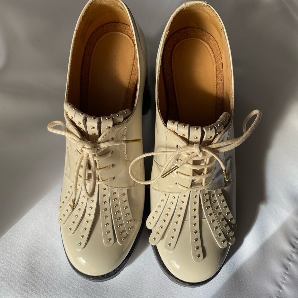 Chic Cream Women's Heeled Oxfords - Picture 4 of 5